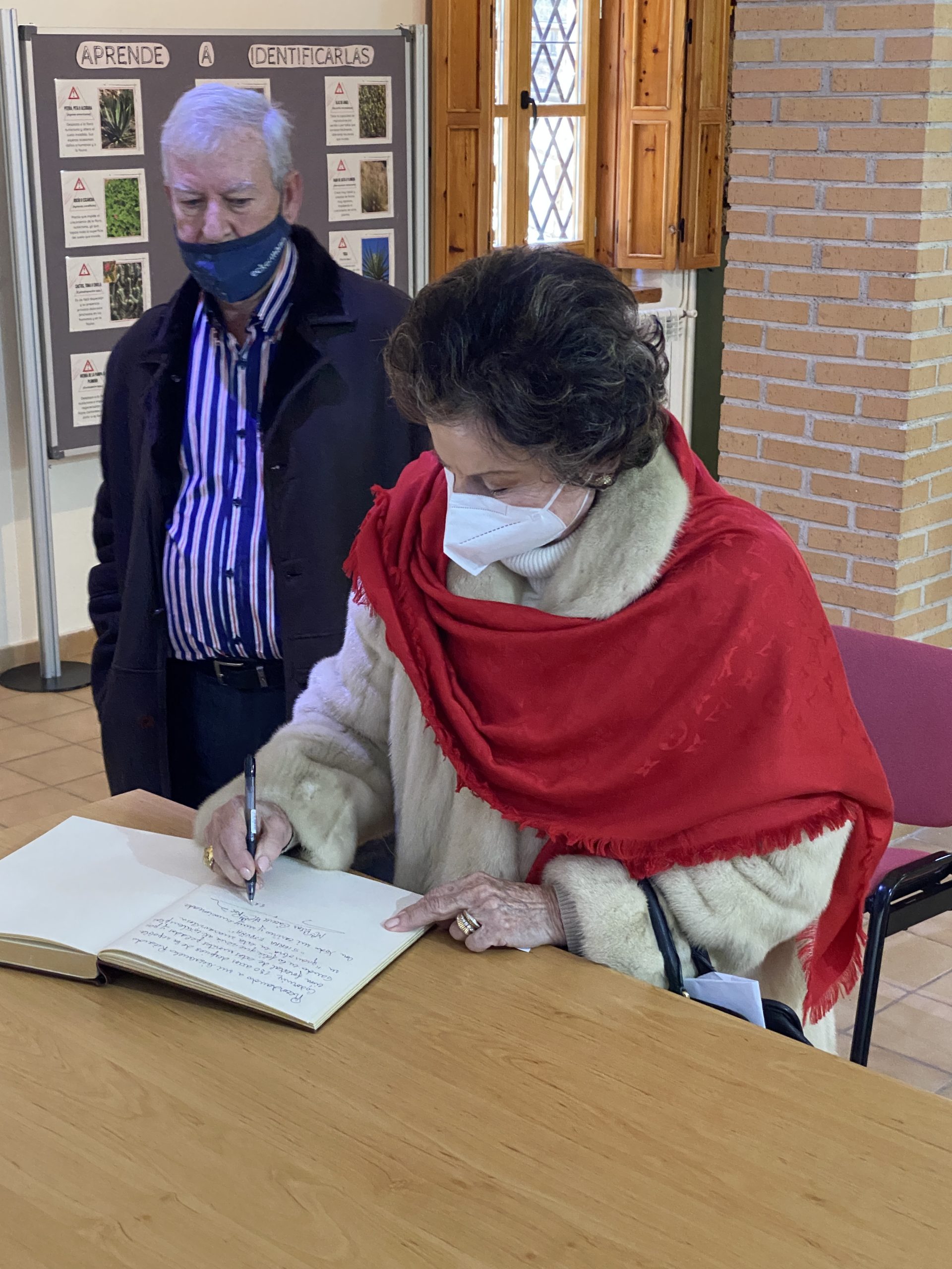 Firma en libro visitantes del Parque Regional de Sierra Espuña